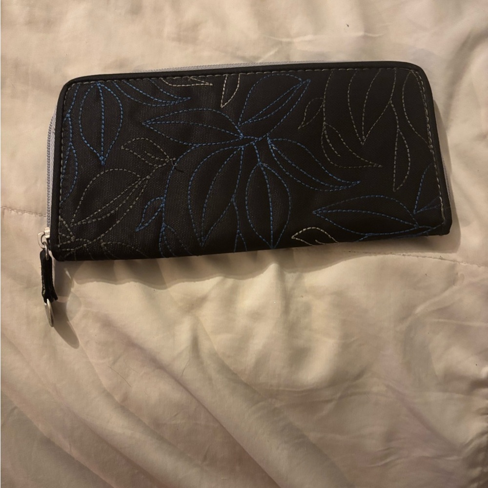 Travelon RFID Blocking Wallet with Leaf Design - Picture 5 of 16
